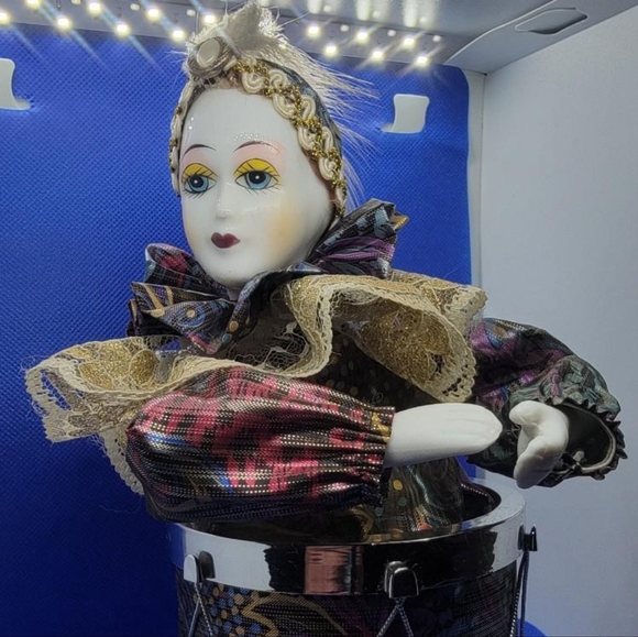 Clown - Picture 1 of 8